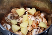 Agregar champiñones y patatas Agregar champiñones y patatas