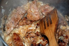 Hacer sofrito y añadir la carne