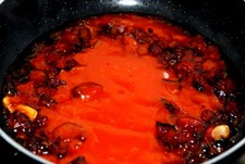 Preparar la salsa con el tomate y el chorizo