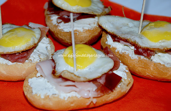 Huevo de codorniz sobre jamón y queso