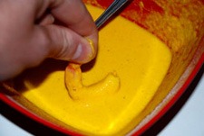 Meter los langostinos en la masa de la gabardina 