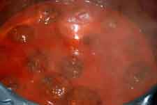 Meter las albóndigas en el tomate frito