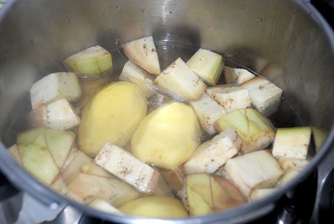 Cocer las berenjenas y las patatas