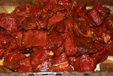 Adobar la carne con las especias