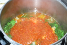 Añadir el refrito a las acelgas