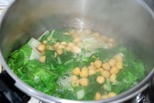 Agregar los garbanzos a las acelgas