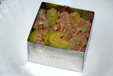 Agregar el calabacín al molde Agregar el calabacín al molde