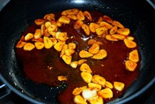 Refreír ajos y pimentón