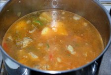 Añadir el caldo al estofado Añadir el caldo al estofado