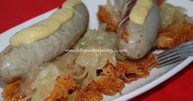 Salchichas alemanas con cebolla caramelizada y patatas