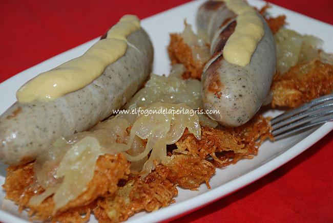 Salchichas alemanas con cebolla caramelizada y patatas