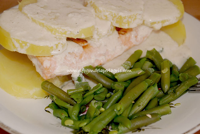 Milhoja de salmón a la plancha con patatas y crema de queso