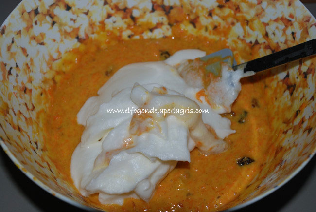 Mezclar con la clara a punto de nieve