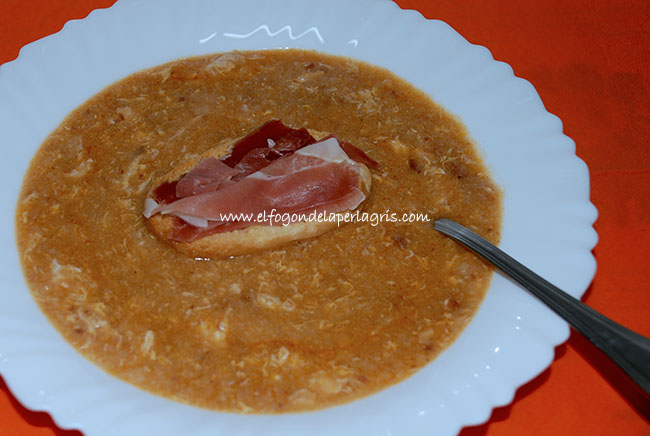Sopa de ajo con huevo duro y jamón