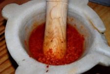 Hacer el majado para las patatas al ajo pastor