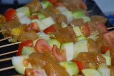 Poner las brochetas a la plancha