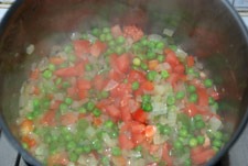 Hacer el sofrito para la paella