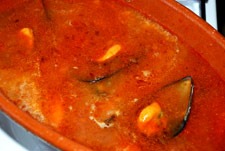 Añadir mejillones y caldo