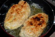 Enharinar y freír pechugas Enharinar y freír pechugas