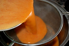 Pasar la crema por un colador Pasar la crema por un colador