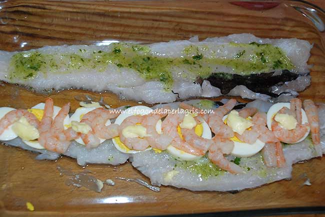 Rellenar y distribuir las gambas por la pescadilla Rellenar y distribuir las gambas por la pescadilla