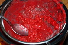 Colar el salmorejo de remolacha