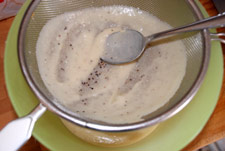 Pasar la crema de cebollas por un colador