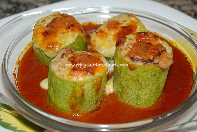 Calabacín relleno de pollo y bechamel Calabacín relleno de pollo y bechamel