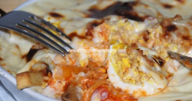 Huevos gratinados con bechamel y tomate