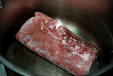 Poner la carne en la olla