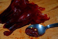 Quitar carne al pimiento choricero