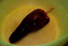 Poner el pimiento en remojo