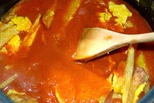 Agregar los huevos batidos revuelto-huevos-patata-y-tomate03