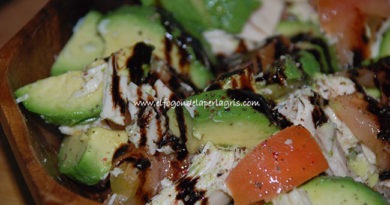 Ensalada de aguacate con pollo y tomate