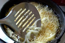 Freír las cebollas Freír las cebollas