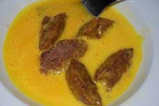 Pasar las croquetas por huevo y pan rallado