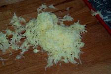 Rallar patatas y ajos