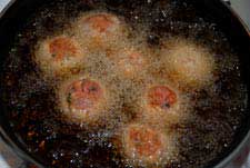 Freír las albóndigas de jamón Freír las albóndigas de jamón