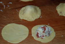 Rellenar y cerrar raviolis Rellenar y cerrar raviolis