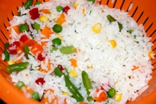 Enfriar arroz y verduras Enfriar arroz y verduras