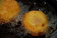Freír las bolitas rellenas de carne Freír las bolitas rellenas de carne