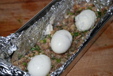 Poner los huevos encima de la carne Poner los huevos encima de la carne