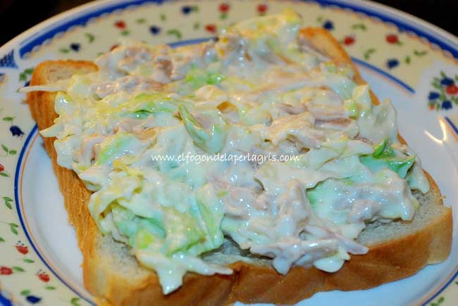 Poner ensalada en el pan de molde Poner ensalada en el pan de molde