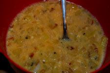 Mezclar el bacalao y las patatas con huevo Mezclar el bacalao y las patatas con huevo