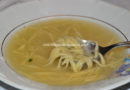 Sopa de gallina con pasta casera