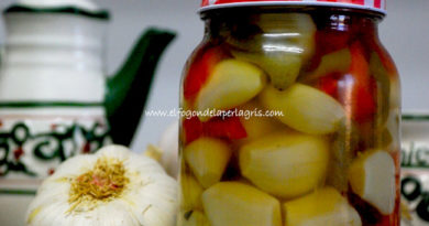 Conserva casera de ajos encurtidos