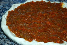 Añadir la salsa boloñesa a la pizza Añadir la salsa boloñesa a la pizza