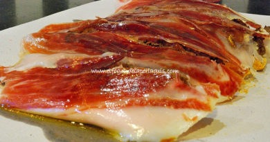 Tosta de foie de pato con compota de manzana y jamón ibérico