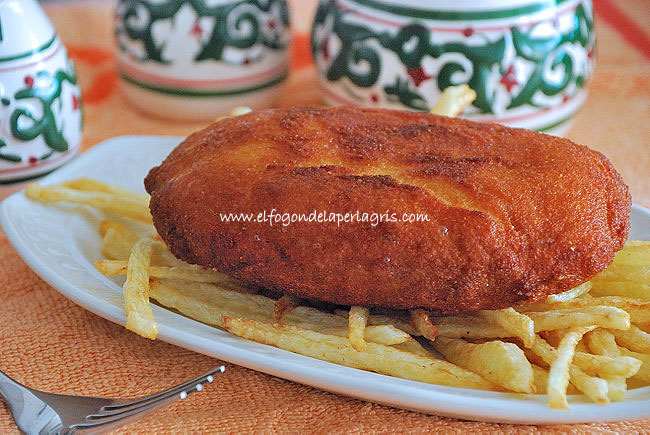 Escalopines caseros de pollo con jamón y queso.