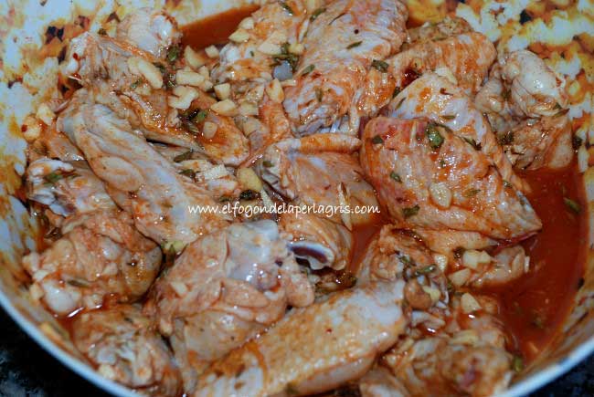 Dejar macerar las alitas en el adobo